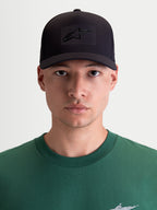 Alpinestars Cappello Algo Perf Adjustable, cappello snapback sportswear unisex, nero, tessuto tecnico con logo Astars saldato sonicamente, corona strutturata e visiera curva, vista frontale indossato