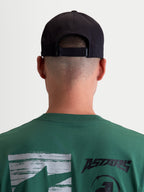 Alpinestars Cappello Algo Perf Adjustable, cappello snapback nero, vista posteriore su modello con chiusura regolabile, costruzione in tessuto tecnico, unisex, sportswear ispirato al motorsport
