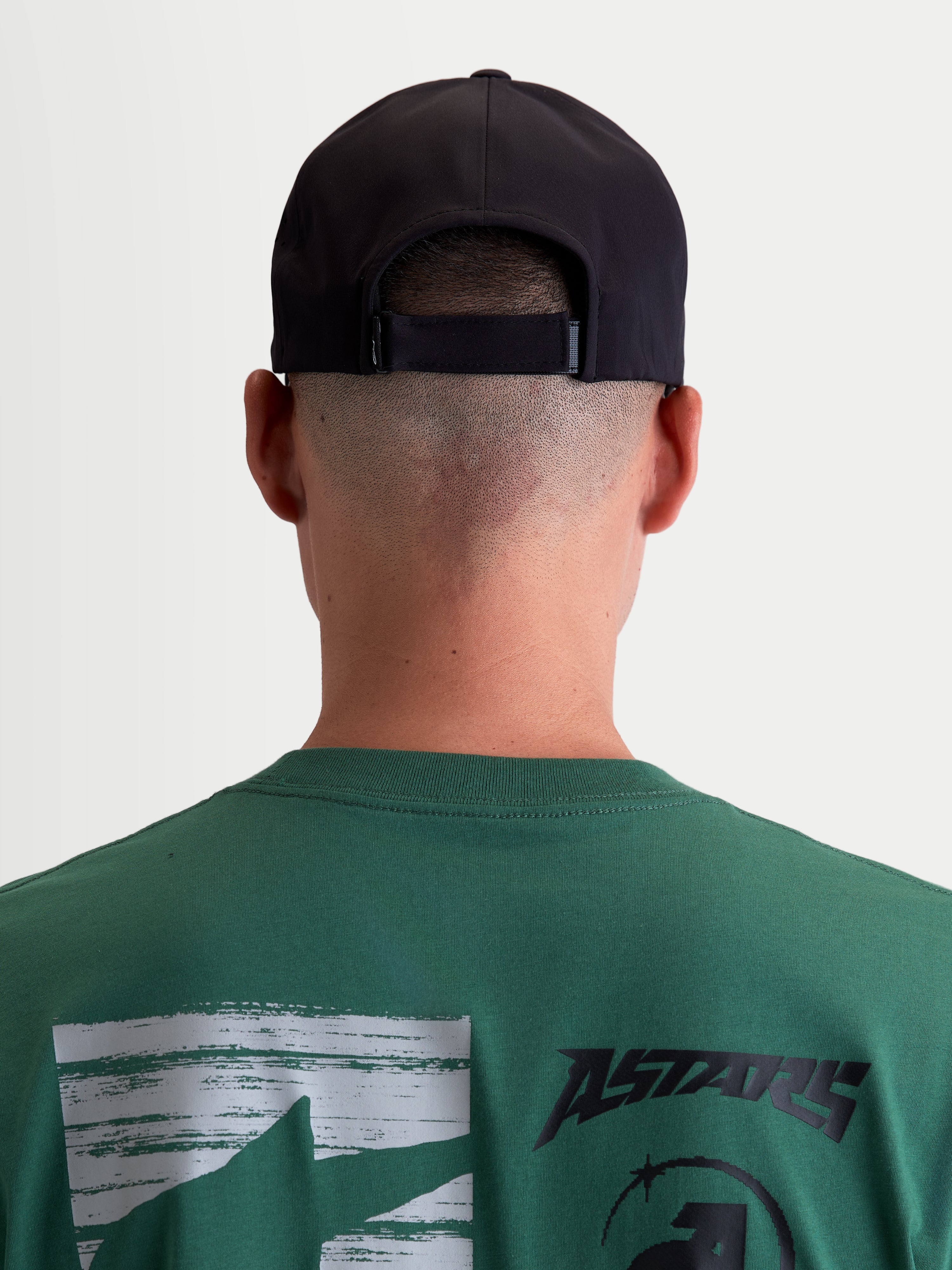 Alpinestars Cappello Algo Perf Adjustable, cappello snapback nero, vista posteriore su modello con chiusura regolabile, costruzione in tessuto tecnico, unisex, sportswear ispirato al motorsport