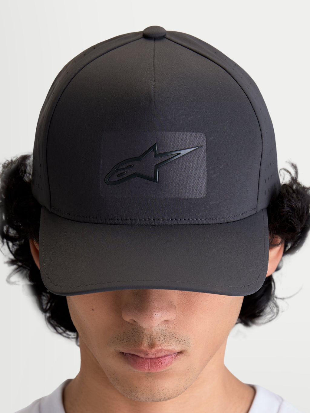 Alpinestars Cappello Algo Perf Adjustable, cappello sportswear da baseball, grigio scuro, con logo Astars saldato sonicamente, visiera curva e perforazioni laterali traspiranti, vista frontale indossato dal modello