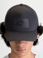 Alpinestars Cappello Algo Perf Adjustable, cappello sportswear da baseball, grigio scuro, con logo Astars saldato sonicamente, visiera curva e perforazioni laterali traspiranti, vista frontale indossato dal modello