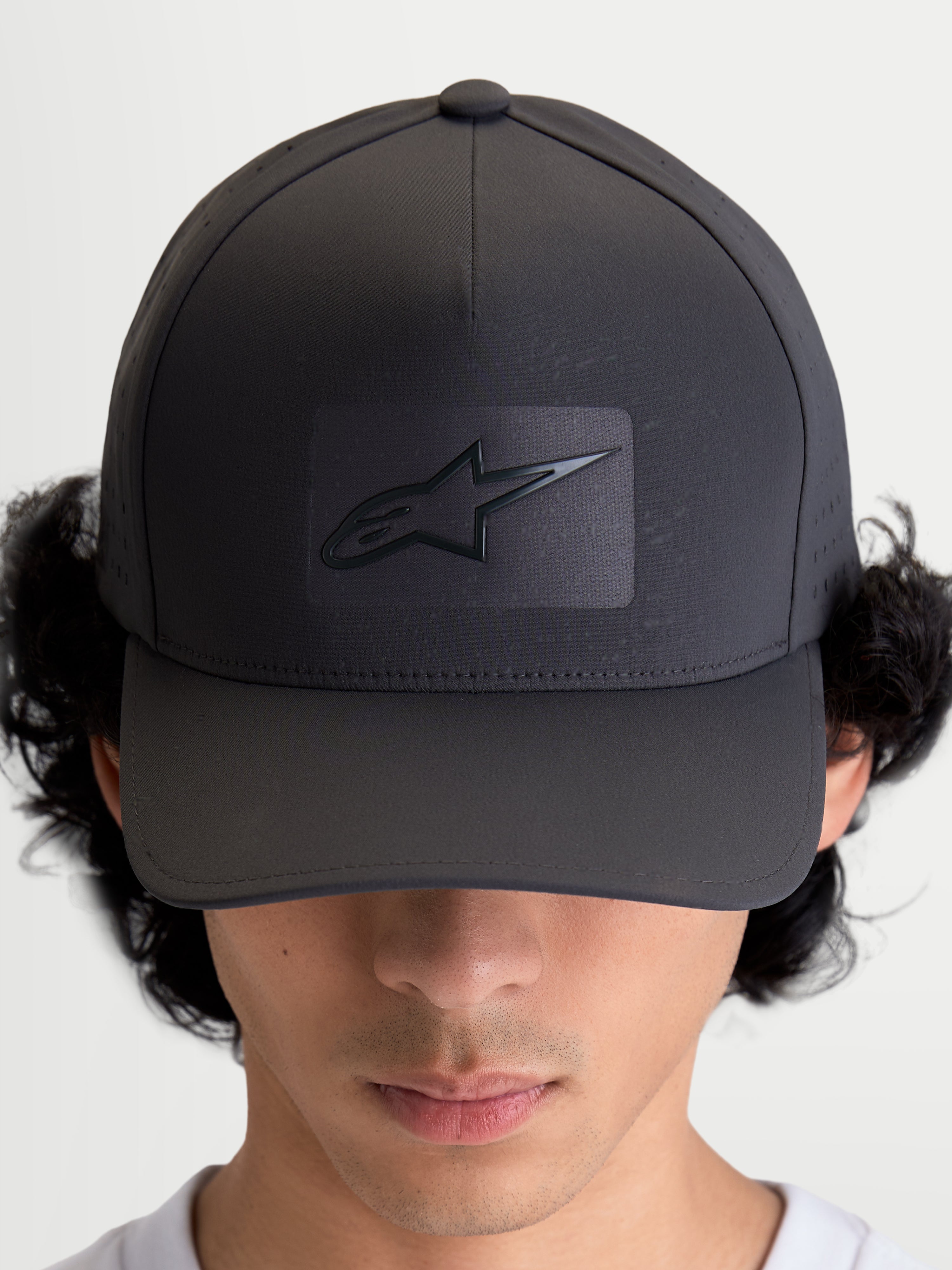 Alpinestars Cappello Algo Perf Adjustable, cappello sportswear da baseball, grigio scuro, con logo Astars saldato sonicamente, visiera curva e perforazioni laterali traspiranti, vista frontale indossato dal modello