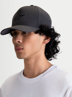 Alpinestars cappello Algo Perf Adjustable, cappello sportswear snapback grigio scuro in tessuto tecnico, perforazioni laterali per la ventilazione, logo Astars saldato sonicamente e visiera curva, vista laterale indossata.