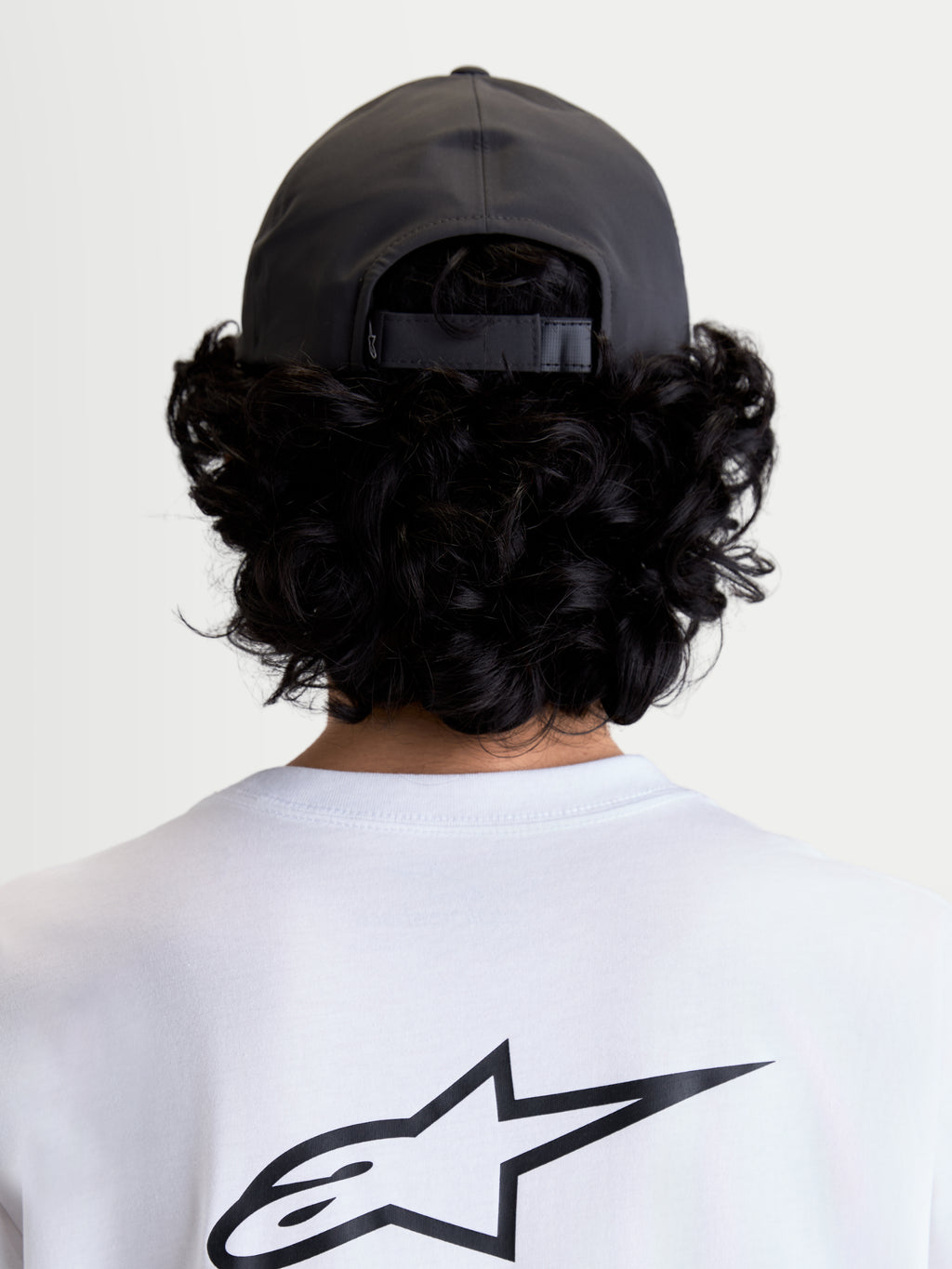 Alpinestars Cappello Algo Perf Adjustable, cappello sportswear grigio scuro in tessuto tecnico, chiusura posteriore regolabile snapback, vista posteriore su modello con corona strutturata