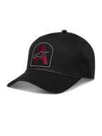 Alpinestars Acme Snapback, cappello nero in twill con patch logo bordeaux ricamato, visiera curva e rifinitura in corda