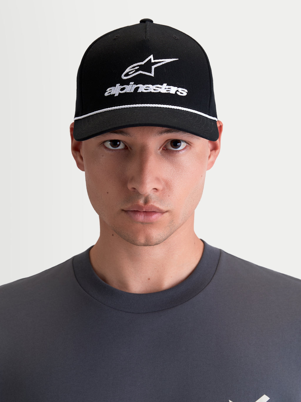 Alpinestars Cappello Combo Logo Snapback, cappello sportswear da moto unisex, nero e bianco, con visiera curva, corona strutturata e logo Astars ricamato, 100% twill di cotone, vista frontale su modello.
