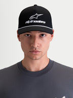 Alpinestars Cappello Combo Logo Snapback, cappello sportswear da moto unisex, nero e bianco, con visiera curva, corona strutturata e logo Astars ricamato, 100% twill di cotone, vista frontale su modello.