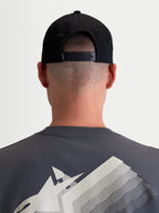 Alpinestars Cappello Combo Logo Snapback, cappello sportswear unisex, nero, twill di cotone resistente, vista posteriore su modello con chiusura snapback regolabile e piccolo dettaglio logo bianco.