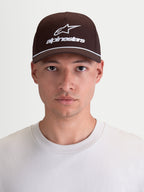 Alpinestars Cappello Combo Logo Snapback, cappello sportswear con visiera curva e corona strutturata, marrone e bianco, in twill di cotone con logo ricamato, abbigliamento motorsport casual, vista frontale su modello
