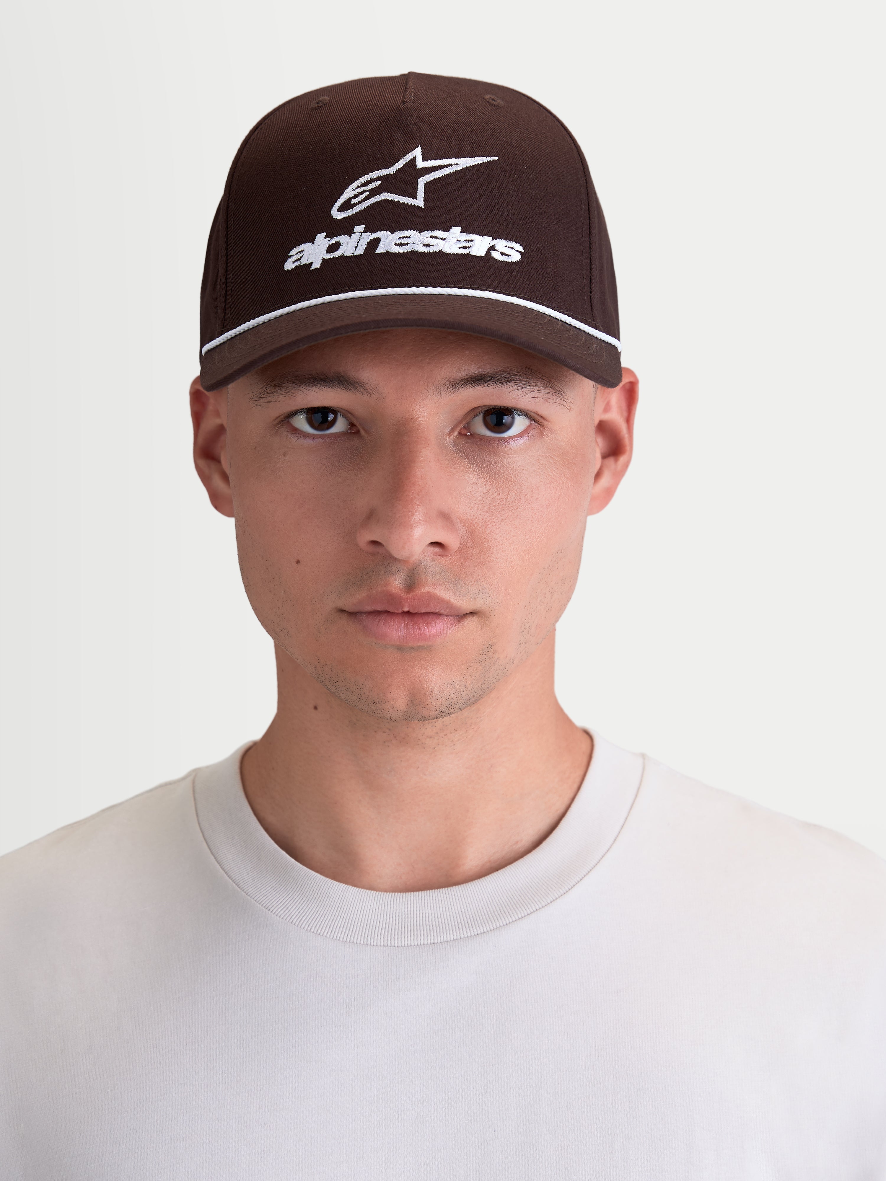Alpinestars Cappello Combo Logo Snapback, cappello sportswear con visiera curva e corona strutturata, marrone e bianco, in twill di cotone con logo ricamato, abbigliamento motorsport casual, vista frontale su modello