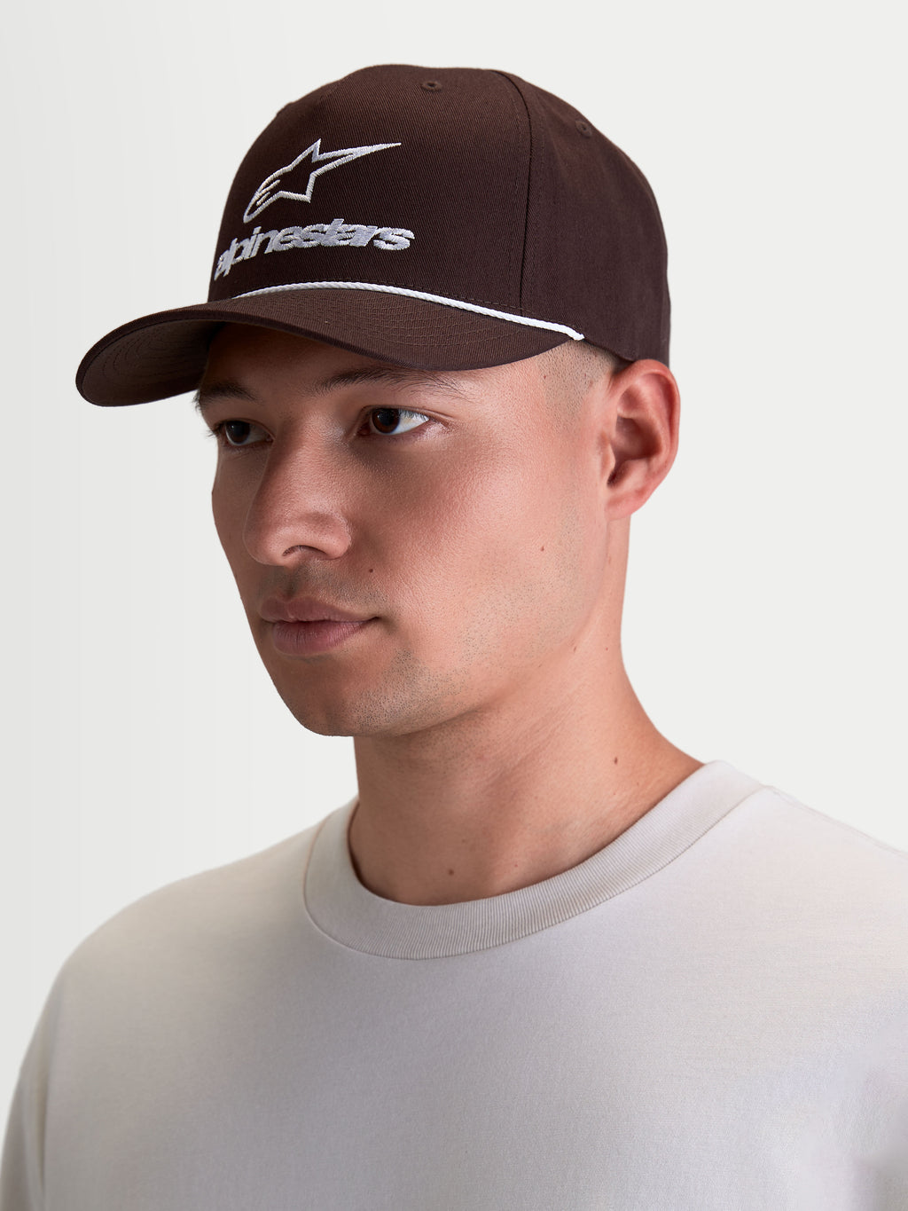Alpinestars Cappello Combo Logo Snapback, cappello da baseball sportswear da uomo, marrone con logo Alpinestars bianco ricamato e dettaglio a corda sulla visiera curva, corona strutturata, stile casual motorsport