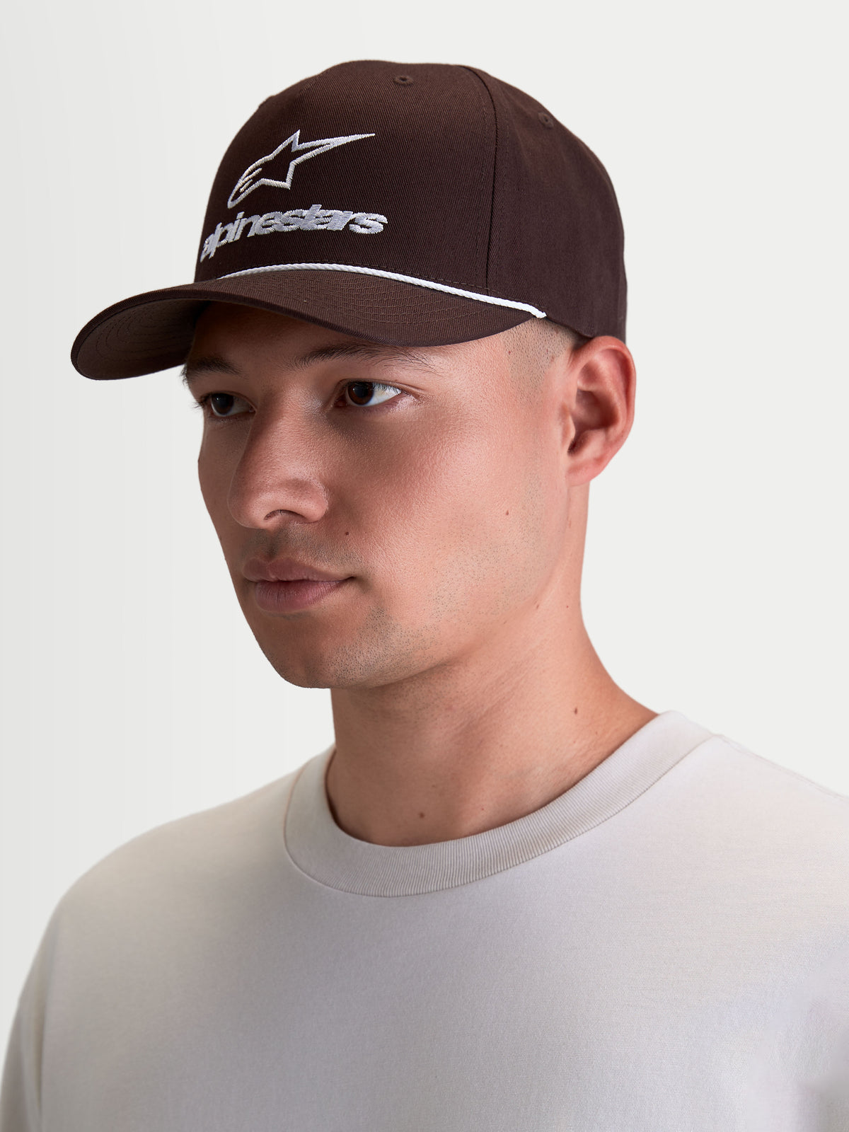 Alpinestars Cappello Combo Logo Snapback, cappello da baseball sportswear da uomo, marrone con logo Alpinestars bianco ricamato e dettaglio a corda sulla visiera curva, corona strutturata, stile casual motorsport
