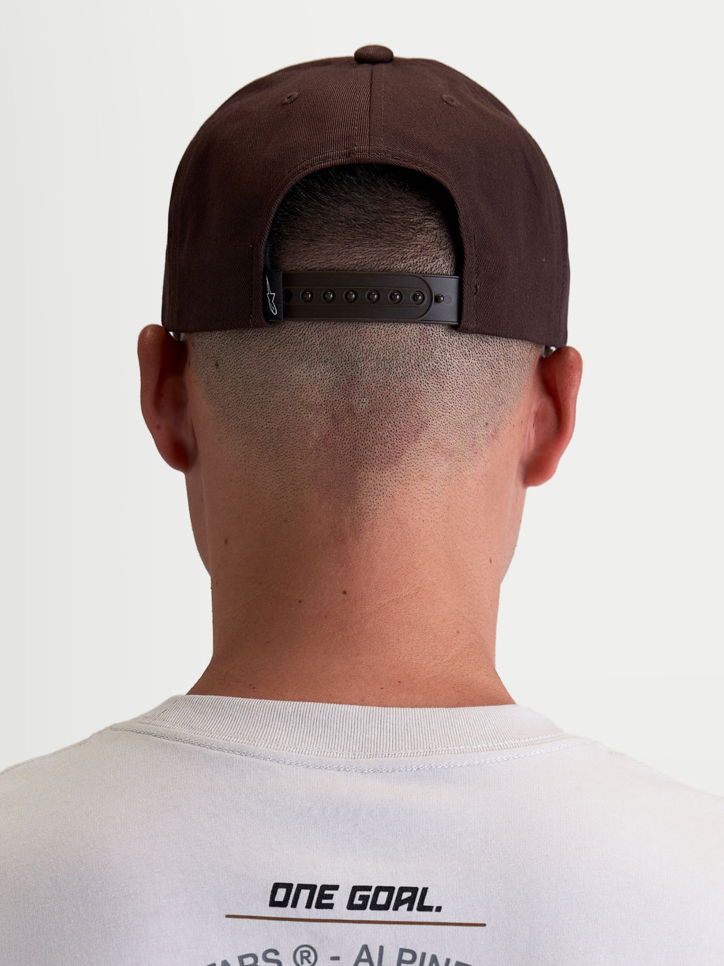 Alpinestars Cappello Combo Logo Snapback, cappello sportswear da motorsport, marrone, vista posteriore su modello con chiusura snapback regolabile ed etichetta del marchio.