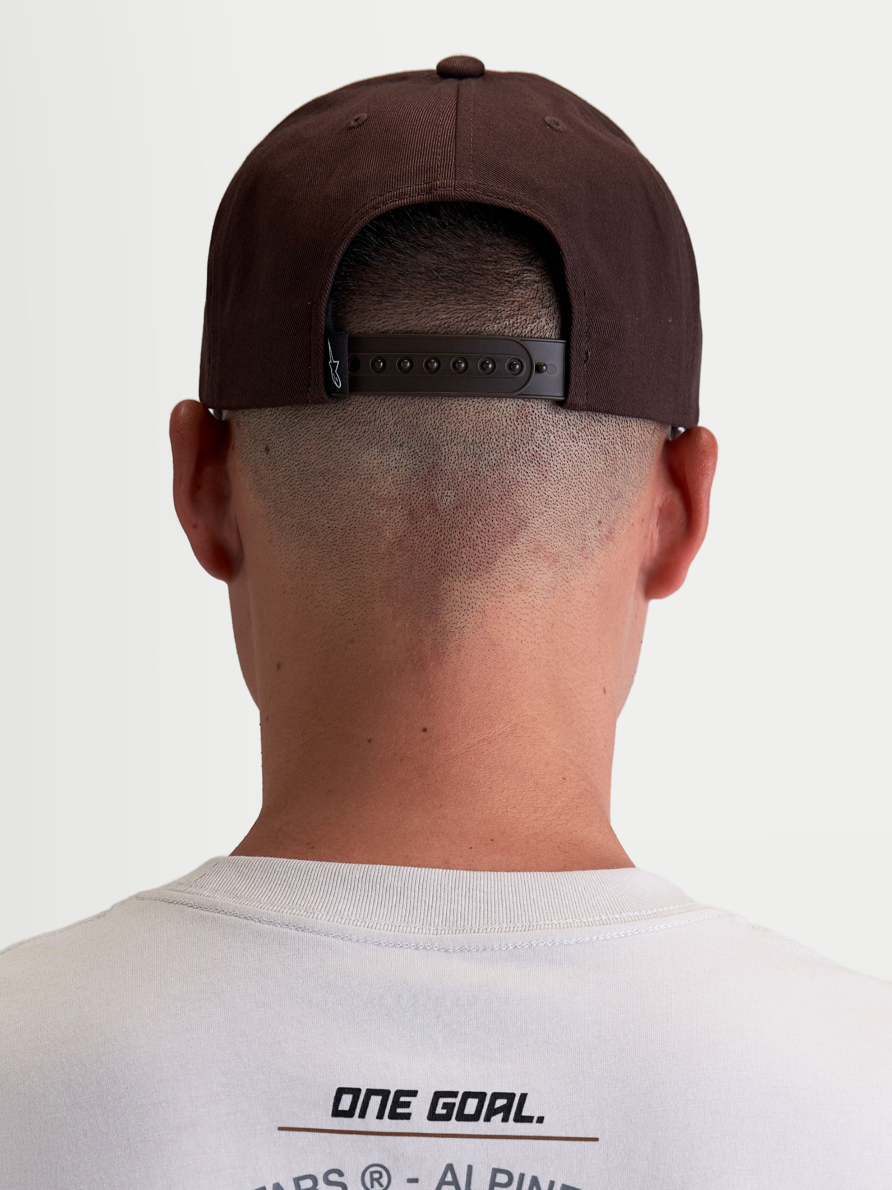 Alpinestars Cappello Combo Logo Snapback, cappello sportswear da motorsport, marrone, vista posteriore su modello con chiusura snapback regolabile ed etichetta del marchio.
