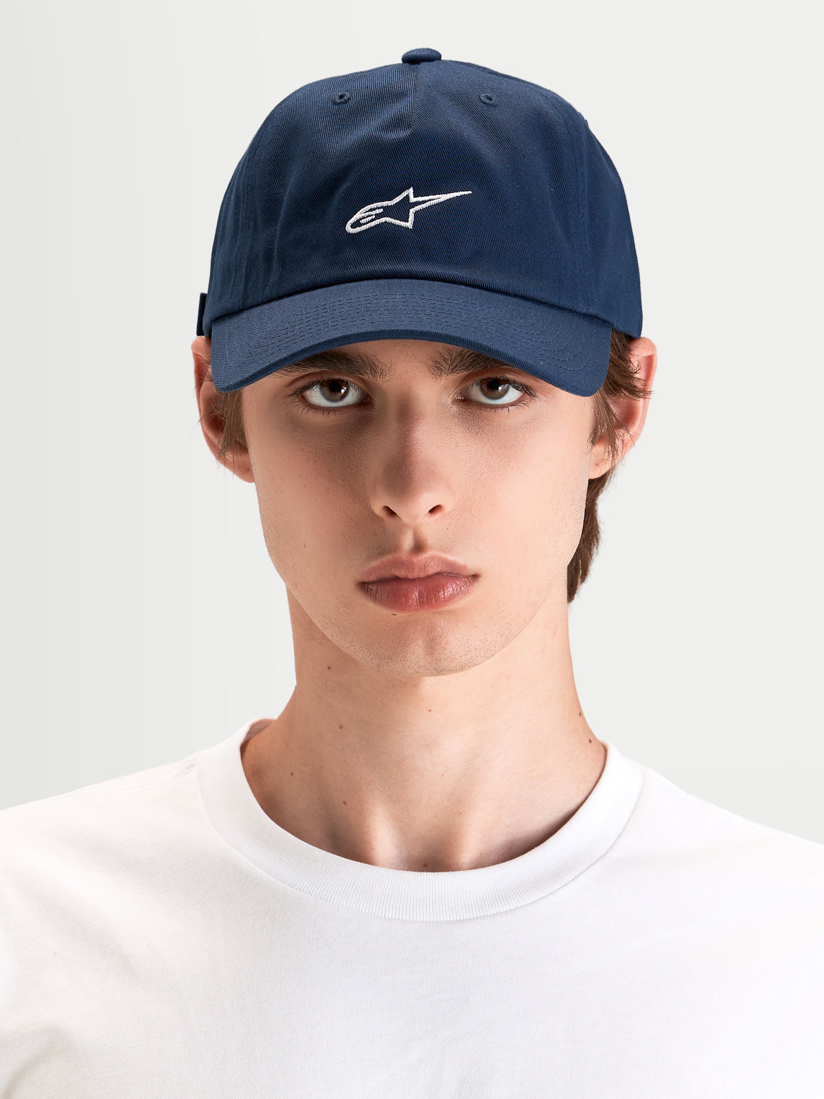 Alpinestars Cappello Dylan Dad, cappello sportswear casual in blu scuro con ricamo del logo Astars bianco, visiera curva e corona bassa non strutturato indossato da un modello