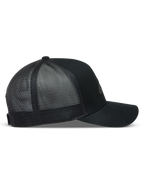 Alpinestars Augment Cappellino Trucker, cappello sportivo nero con visiera curva, corona strutturata e retro in rete a diamante.