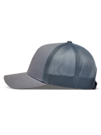 Alpinestars Augment Cappellino Trucker, cappello sportswear grigio con visiera curva, twill e retro in rete traspirante.
