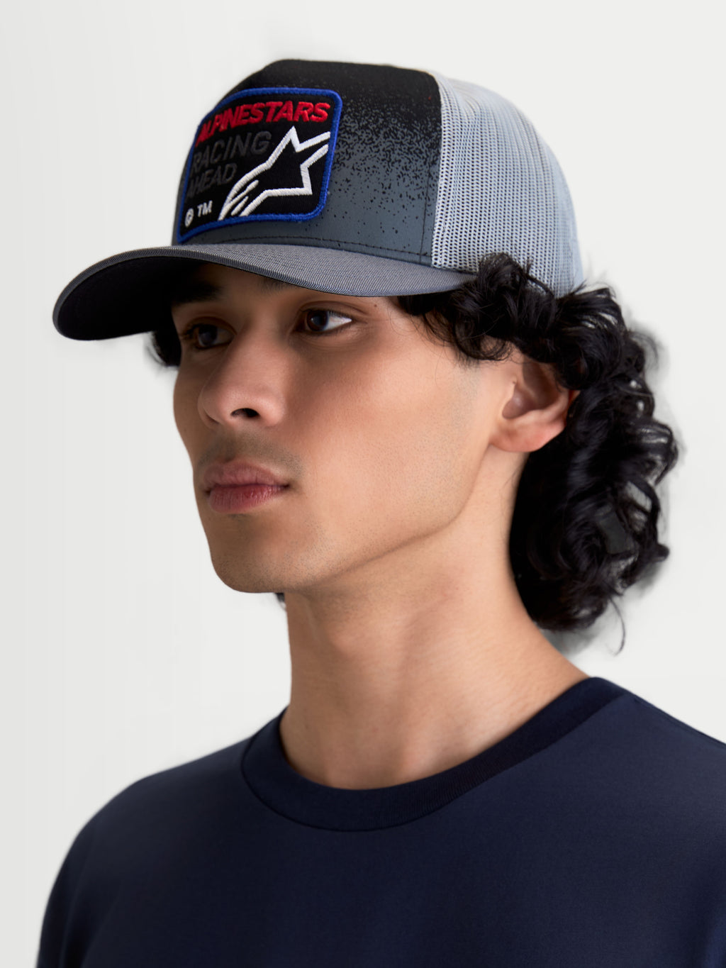 Alpinestars Cappello Gravel Trucker, cappello sportswear casual da uomo, grigio scuro e nero con retro in rete grigio chiaro, corona strutturata, visiera curva e patch frontale tessuta, stile ispirato al motorsport.