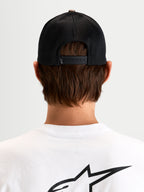 Cappello Thicket Realtree Trucker, cappellino sportswear con retro in rete nera, vista posteriore che mostra la chiusura snapback regolabile e il logo Astars su un modello