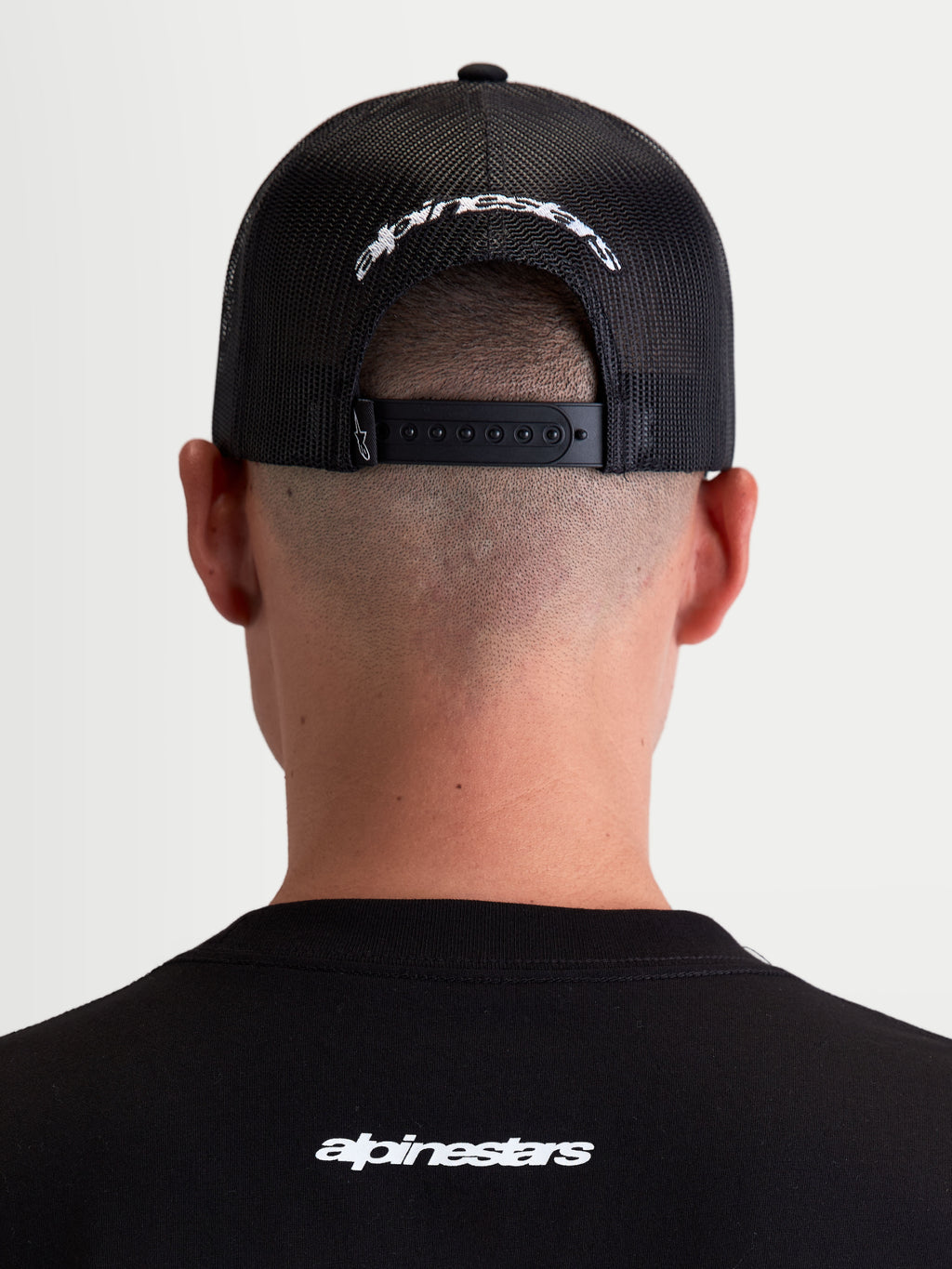 Alpinestars Cappello Meteorite, cappello casual sportswear nero e bianco con retro in rete, chiusura snapback regolabile e logo Alpinestars bianco ricamato sul retro.