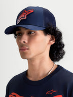 Alpinestars Cappello Meteorite Trucker, cappello stile trucker blu navy con logo Astars rosso a trama ghiaia, corona strutturata e visiera curva, retro in rete, vista su modello, sportswear