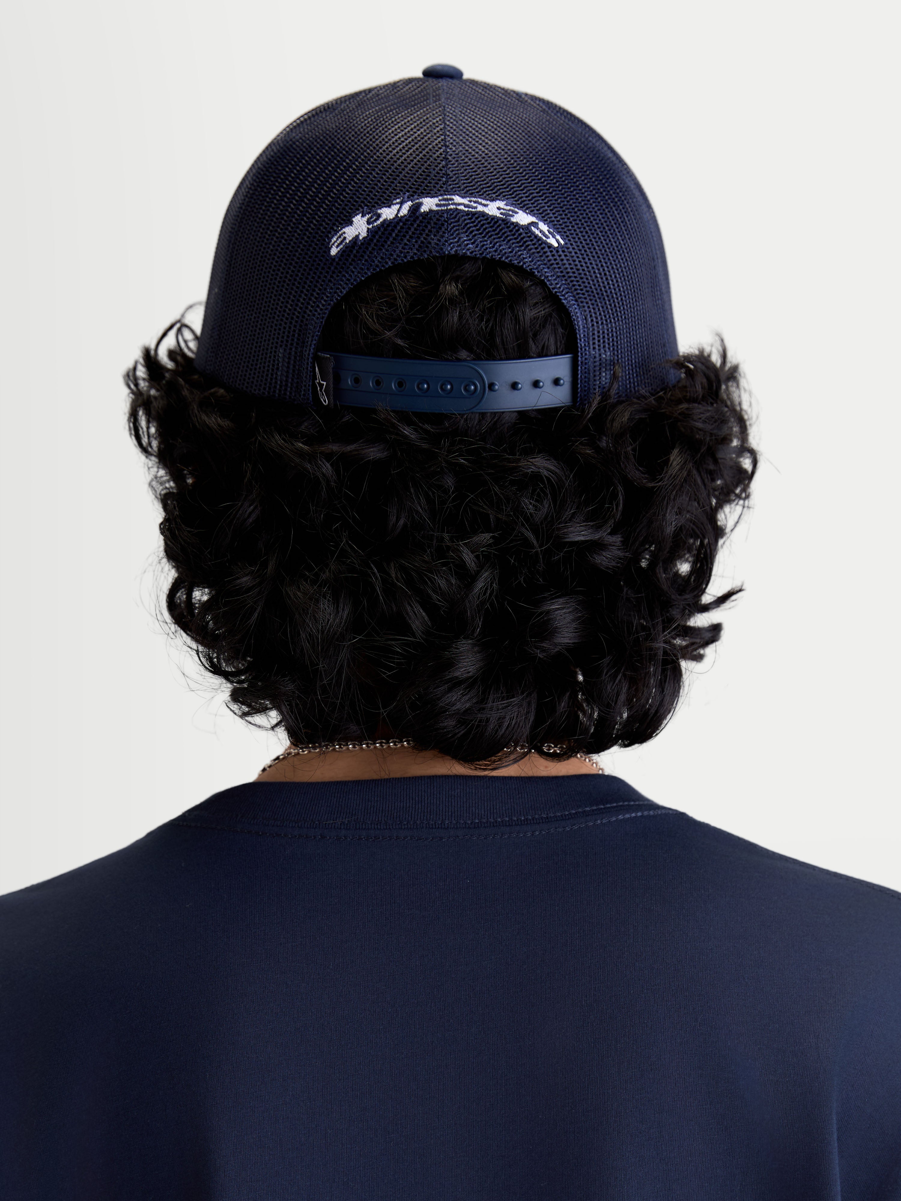 Alpinestars cappello Meteorite Trucker, cappello casual sportswear, vista posteriore su modello, blu, retro in rete di poliestere e chiusura snapback regolabile con logo bianco ricamato