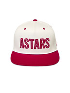 Alpinestars Stadium Snapback Cappello, cappello bianco sporco e rosso con visiera piatta e logo Astars applicato.