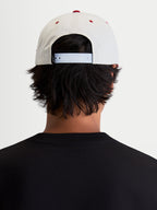 Alpinestars Cappello Stadium Snapback, cappello sportswear casual, bianco e rosso, con chiusura regolabile snapback e corona strutturata, vista posteriore su modello, stile motorsport quotidiano.