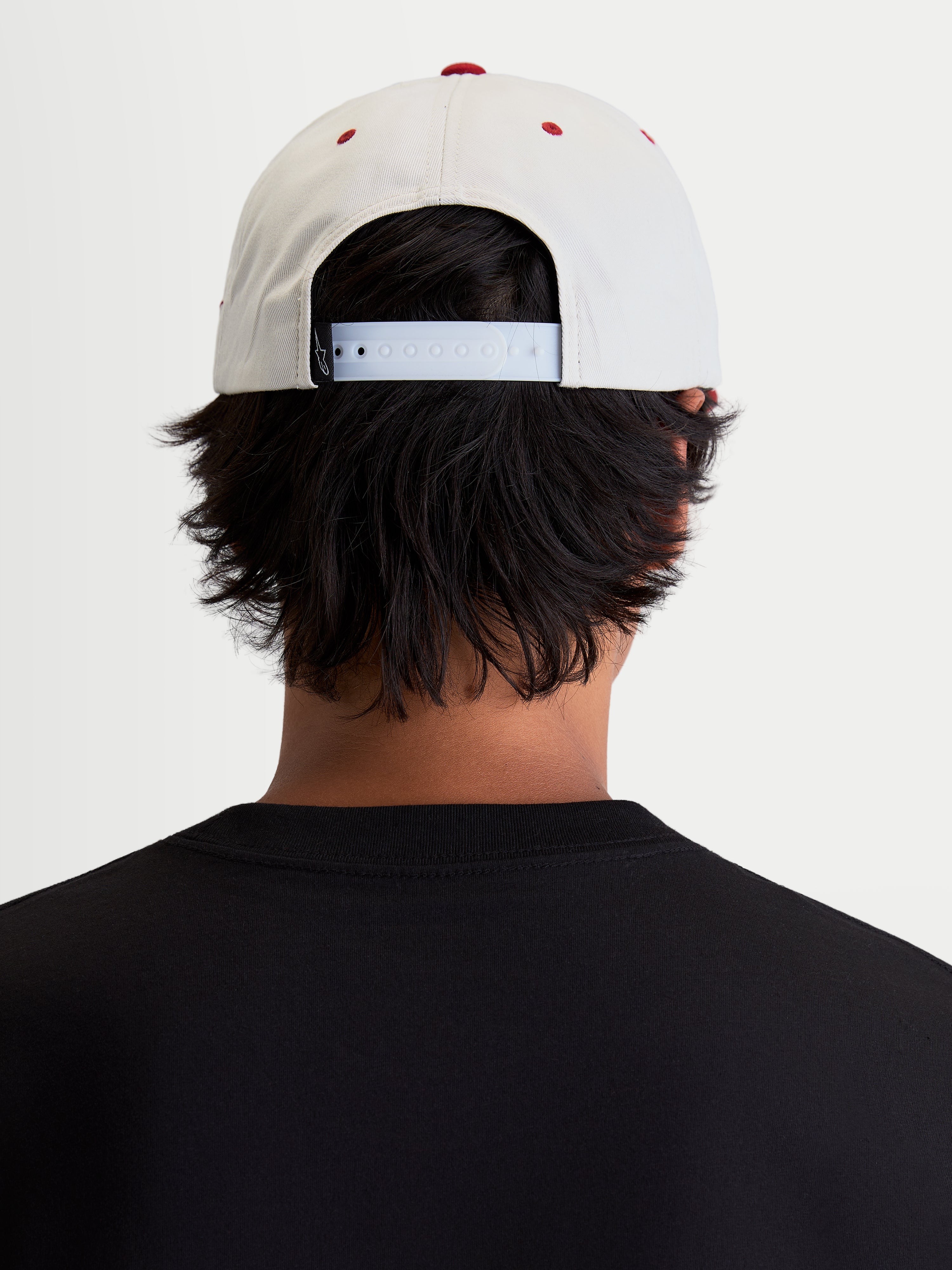 Alpinestars Cappello Stadium Snapback, cappello sportswear casual, bianco e rosso, con chiusura regolabile snapback e corona strutturata, vista posteriore su modello, stile motorsport quotidiano.