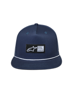 Alpinestars Label Snapback Cappello, cappello in twill blu navy con visiera piatta, dettaglio cordino bianco ed etichetta logo tessuta.