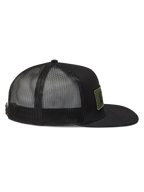 Alpinestars Ten Cappellino Trucker, cappello nero con visiera piatta, retro in rete traspirante e patch logo verde oliva ricamato.