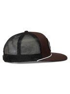Alpinestars Hotlink cappellino trucker, cappello marrone e nero con retro in rete, visiera piatta e cordino bianco.