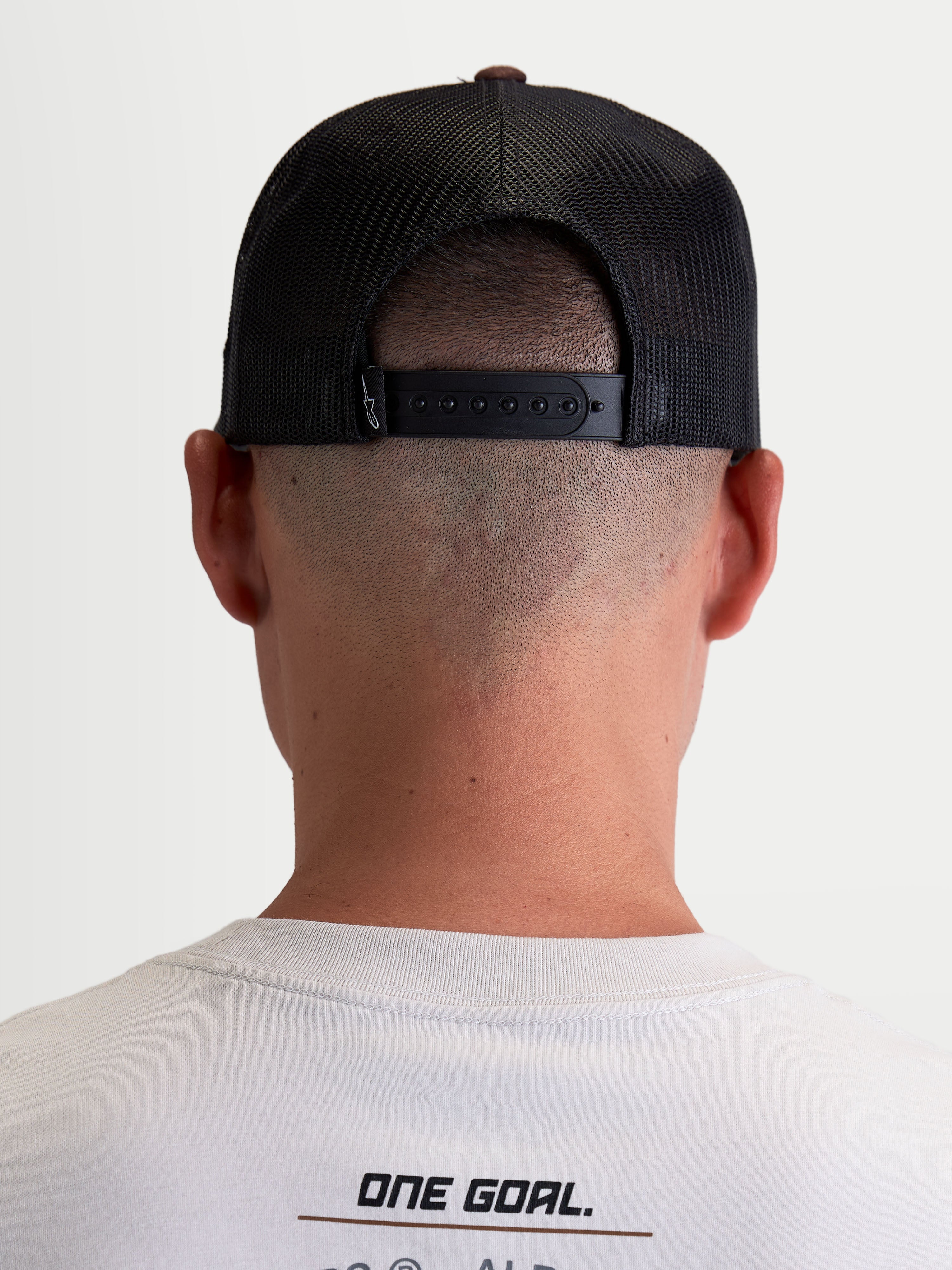 Alpinestars Cappello Hotlink, cappello trucker sportswear unisex, marrone e nero, vista posteriore indossata con chiusura snapback regolabile, pannelli posteriori in mesh traspirante e dettaglio del logo.
