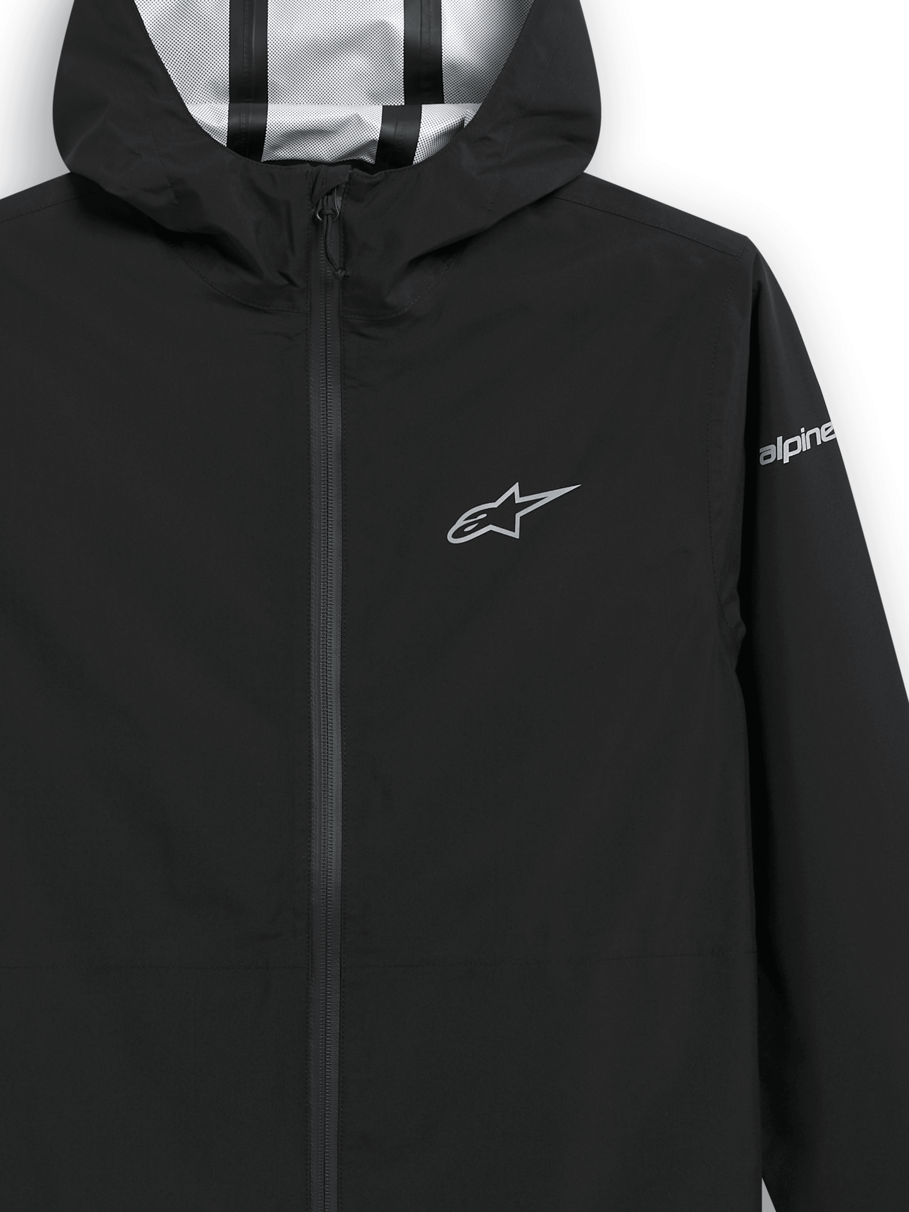 Giacca antipioggia Alpinestars Kascade, giacca tecnica nera, primo piano di petto e cappuccio, logo a stella argento sul petto e marchio sulla manica, cuciture nastrate visibili all'interno del cappuccio, abbigliamento impermeabile ispirato al motorsport