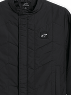 Alpinestars Precedent Jacket, giacca sportswear trapuntata, nero, vista ravvicinata con iconico motivo trapuntato angolato, colletto basso, cerniera frontale coperta e piccola patch con logo sul petto