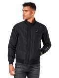 Alpinestars Precedent Jacket, giacca trapuntata nera con motivo angolato, stile Formula 1, colletto basso, polsini e orlo a coste, patch con logo sul petto, ricamo sulla manica, streetwear ispirato al motorsport