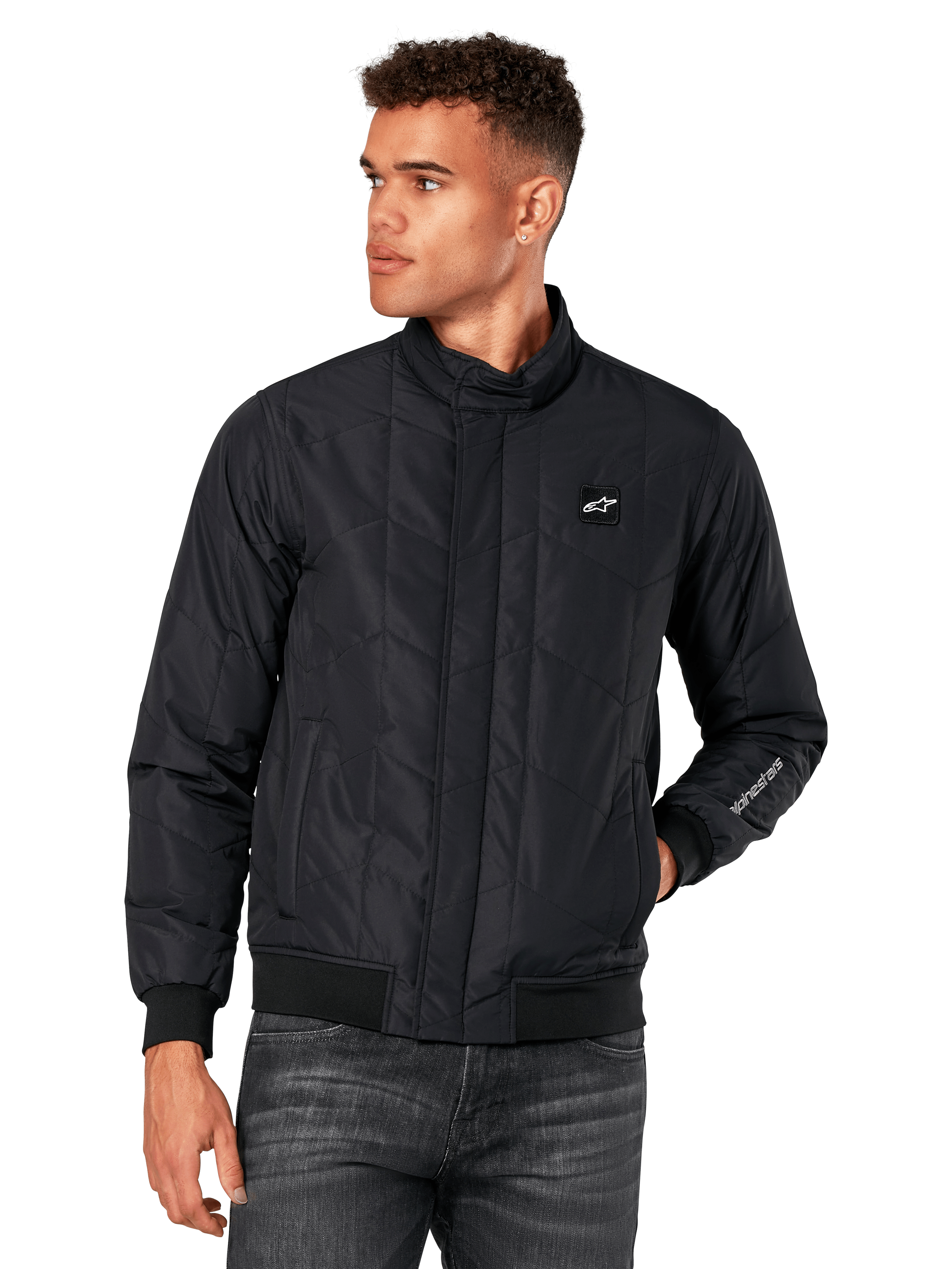 Alpinestars Precedent Jacket, giacca trapuntata nera con motivo angolato, stile Formula 1, colletto basso, polsini e orlo a coste, patch con logo sul petto, ricamo sulla manica, streetwear ispirato al motorsport