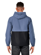 Giacca a vento Alpinestars Speeder, vista posteriore di un uomo che indossa una giacca bicolore blu ardesia e nera, design a blocchi, con cappuccio, abbigliamento sportivo leggero con polsini elastici