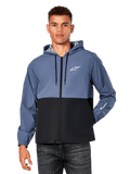 Alpinestars Speeder Windbreaker Jacket, giacca a vento casual con cappuccio, design bicolore blu ardesia e nero, logo Astar bianco sul petto e marchio sulla manica, zip frontale con cappuccio a cordino, fodera leggera in rete