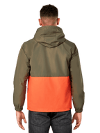 Giacca a vento Speeder Alpinestars, giacca frangivento leggera con cappuccio, design a blocchi di colore verde militare e arancione, vista posteriore con cappuccio e polsini elastici, stile sportswear casual