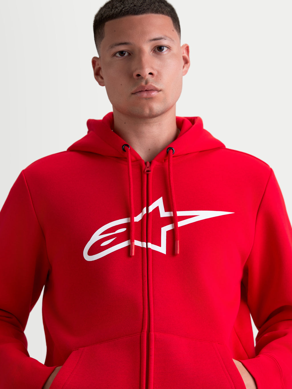 Alpinestars Felpa con cappuccio Ageless Zip V3, felpa sportswear con zip frontale per uomo e donna, rossa e bianca, con logo A-star bianco stampato sul petto e cordini regolabili, stile ispirato al motorsport