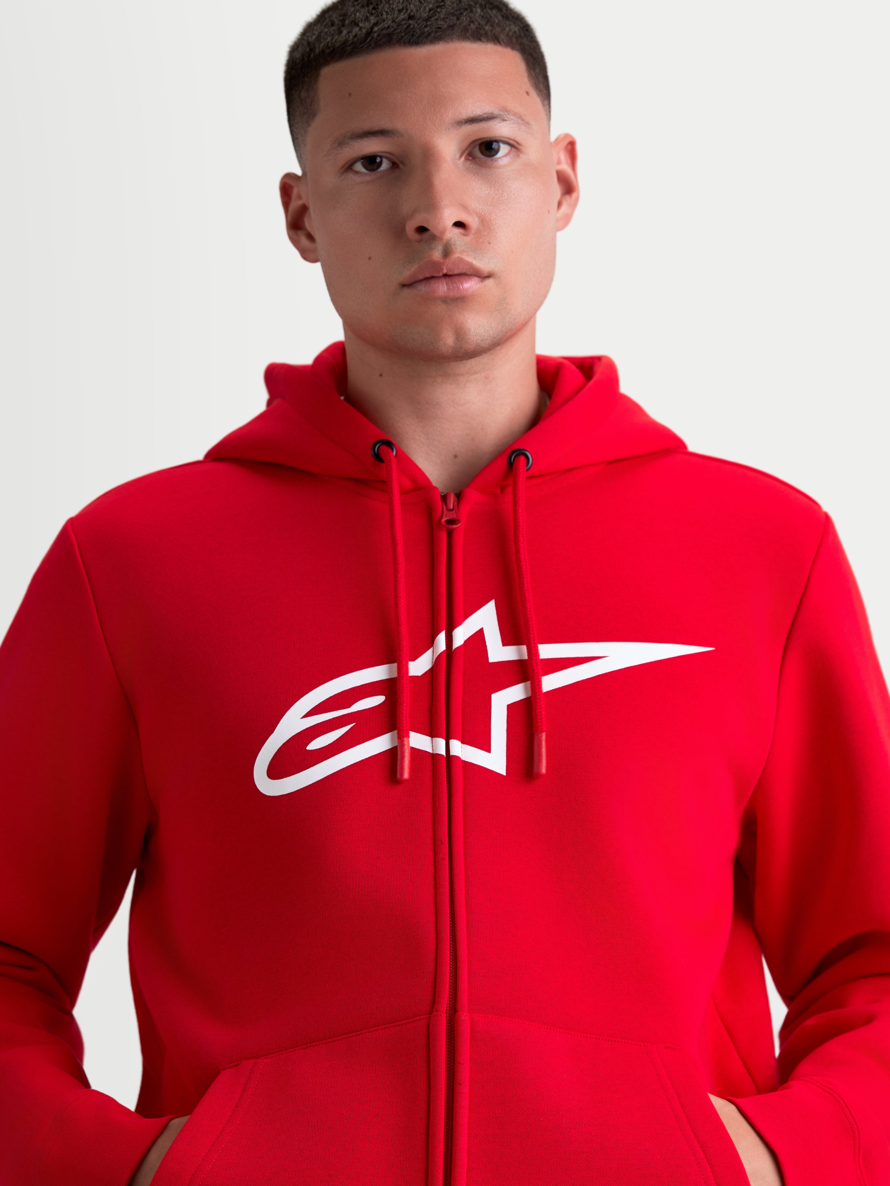 Alpinestars Felpa con cappuccio Ageless Zip V3, felpa sportswear con zip frontale per uomo e donna, rossa e bianca, con logo A-star bianco stampato sul petto e cordini regolabili, stile ispirato al motorsport