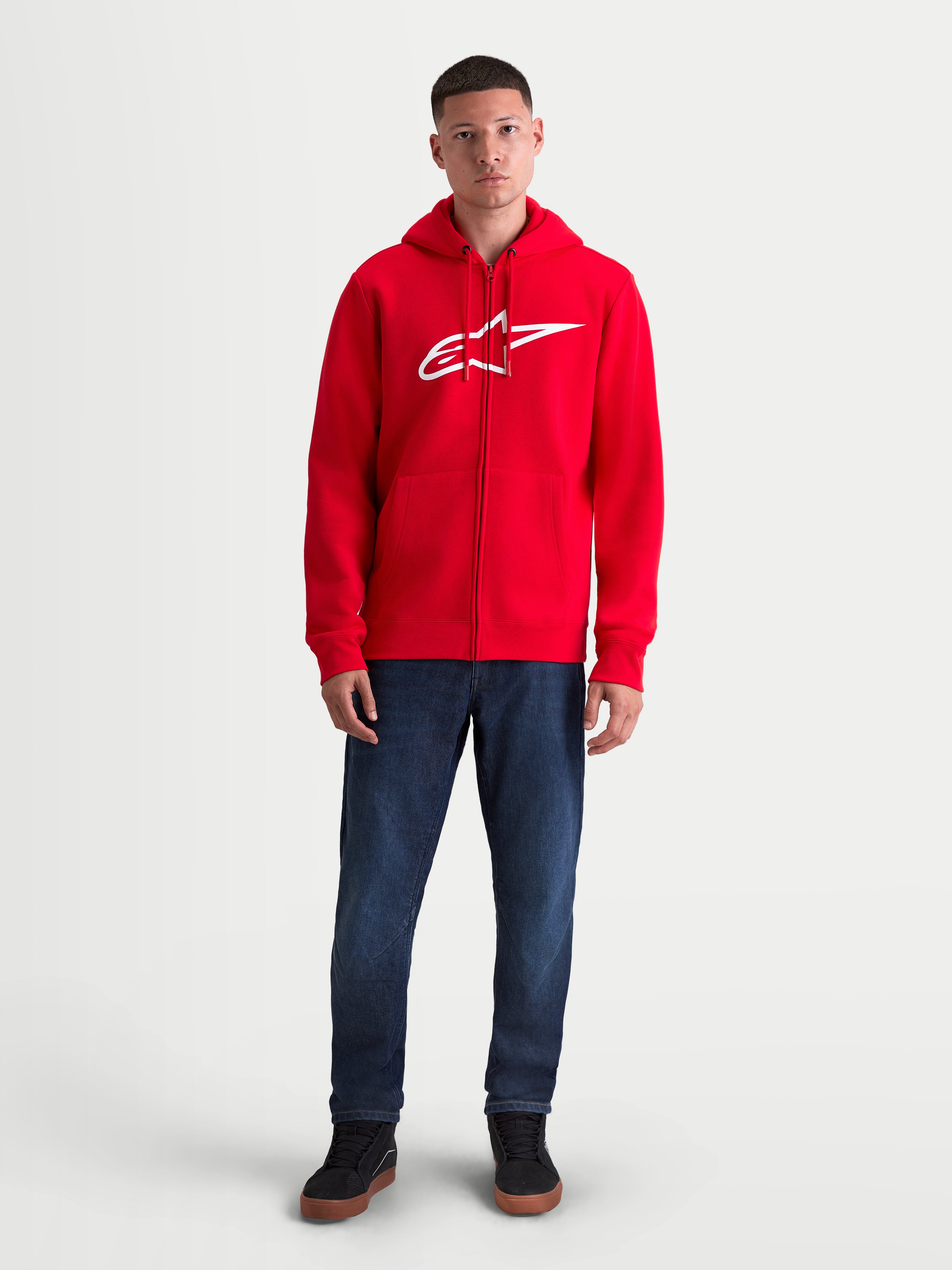 Alpinestars felpa con cappuccio Ageless Zip V3, felpa sportswear da uomo in pile con zip frontale, rossa con grande logo bianco sul petto, vista frontale su modello.