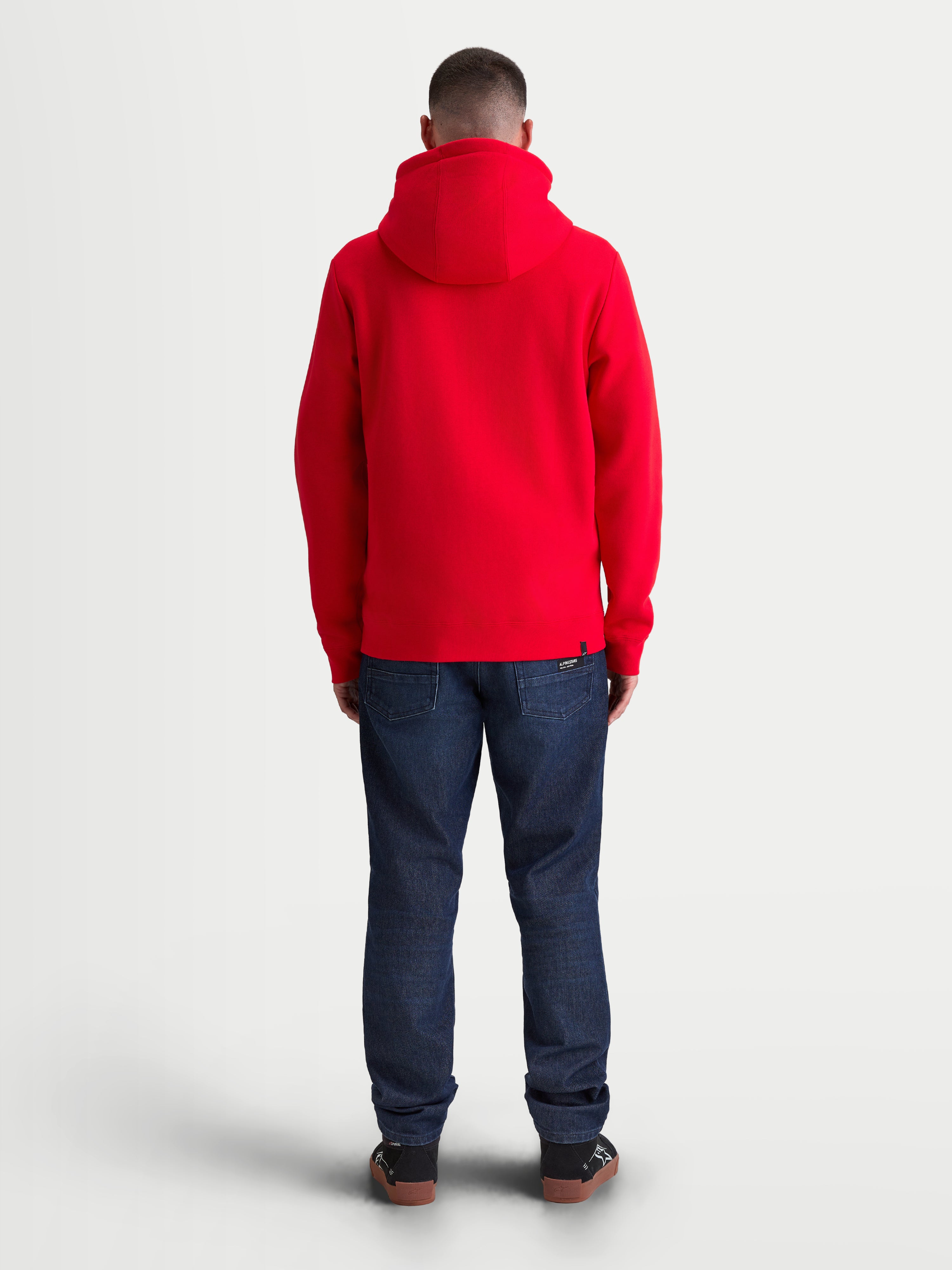 Alpinestars felpa con cappuccio Ageless Zip V3, felpa in pile sportswear rossa, vista posteriore su modello, design confortevole con cappuccio, polsini e orlo a coste, stile casual motorsport