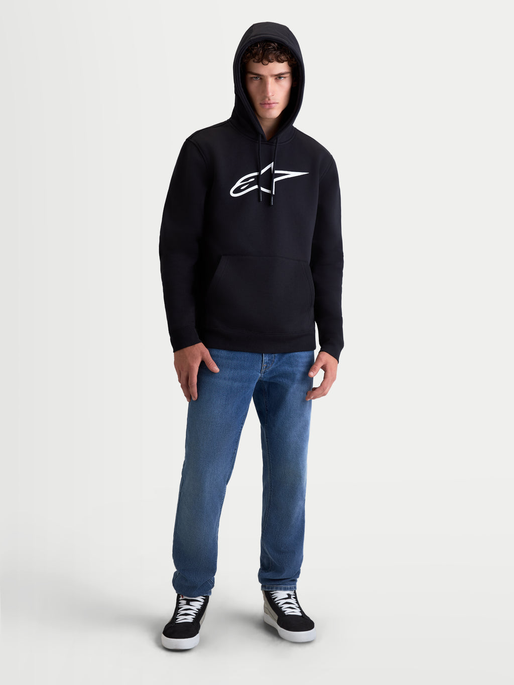 Alpinestars felpa con cappuccio Ageless V3, pullover sportswear da uomo, nero e bianco, logo Alpinestars ricamato sul petto, cappuccio con cordini e polsini a coste, costruzione in morbido pile per stile motorsport casual.