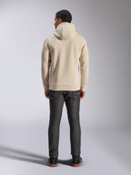 Alpinestars Ageless V3 Hoodie, vista posteriore, felpa con cappuccio bianco panna, abbigliamento casual lifestyle, indossata con jeans grigio scuro, orlo e polsini a costine, design pulito e minimalista