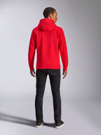 Alpinestars Ageless V3 Hoodie, vista posteriore, rosso brillante, pullover streetwear casual, indossata con pantaloni neri, design moderno ispirato al motorsport