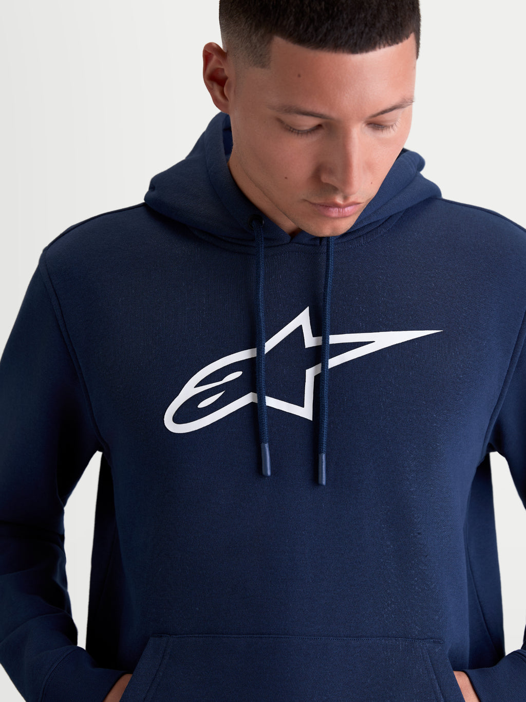 Alpinestars Felpa con cappuccio Ageless V3, felpa sportswear da uomo, blu navy e bianco, grande logo Astars bianco ricamato sul petto, cappuccio con cordini, morbido pile per lifestyle motorsport