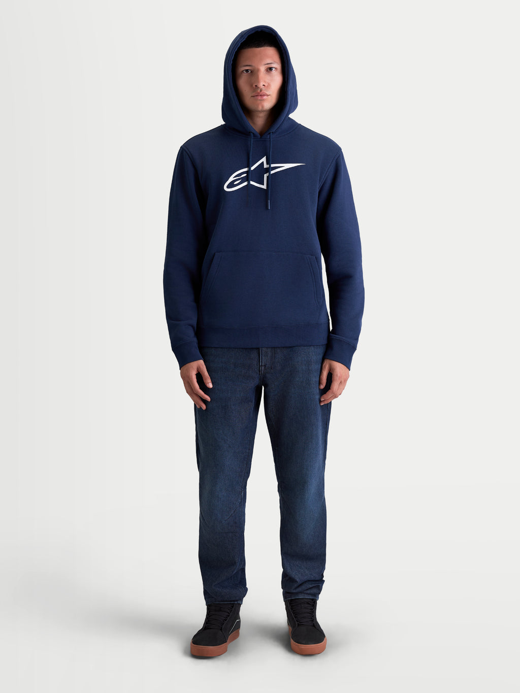 Alpinestars Felpa con cappuccio Ageless V3, felpa pullover in pile, casual sportswear, blu e bianca con logo ricamato sul petto, modello a figura intera, motorsport lifestyle, unisex.