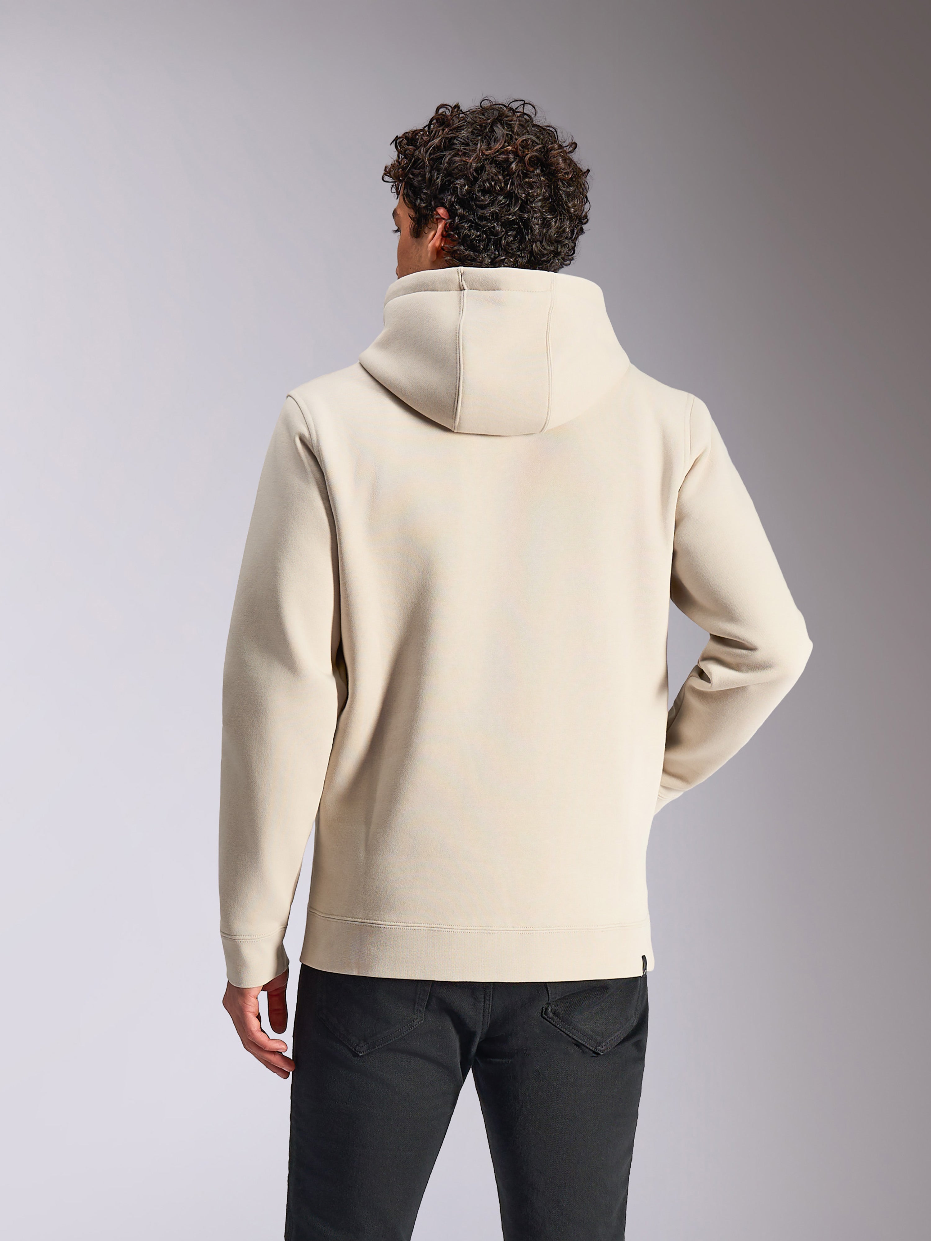 Felpa con cappuccio Alpinestars Always V3, vista posteriore, streetwear casual bianco sporco, pullover in pile con cappuccio, maniche lunghe, indossata con pantaloni neri